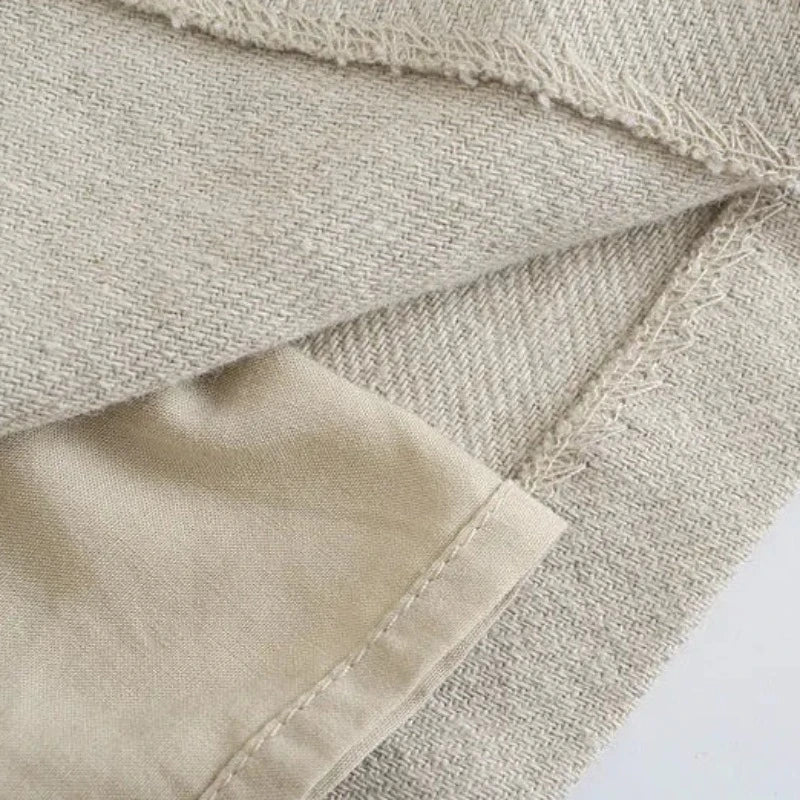 Kurzes beiges Kleid mit Glitzerblumen