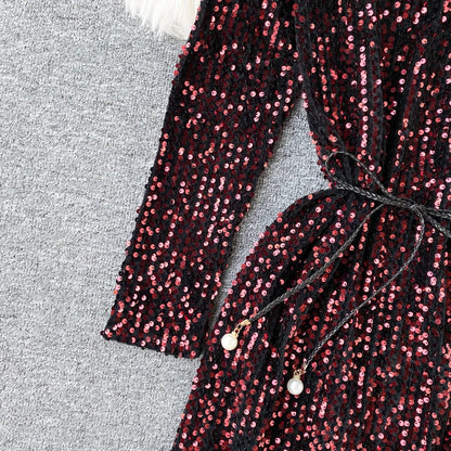 Kleid mit Pailletten, V-Ausschnitt und Schnürung in der Taille