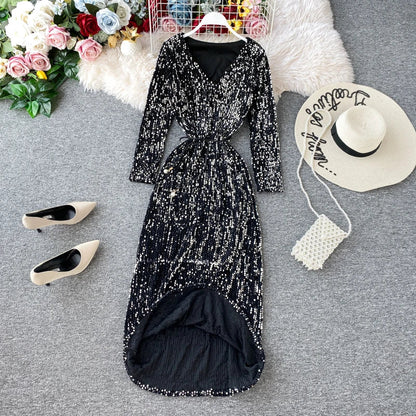 Kleid mit Pailletten, V-Ausschnitt und Schnürung in der Taille