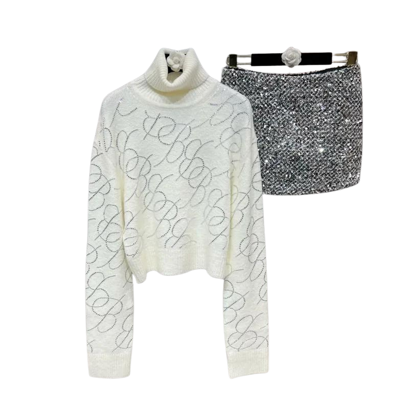 Faltenrock und Rollkragenpullover mit Pailletten und Strass