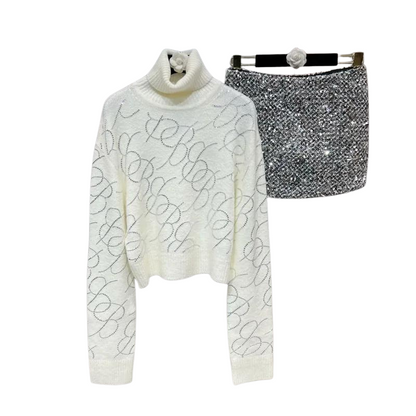 Faltenrock und Rollkragenpullover mit Pailletten und Strass