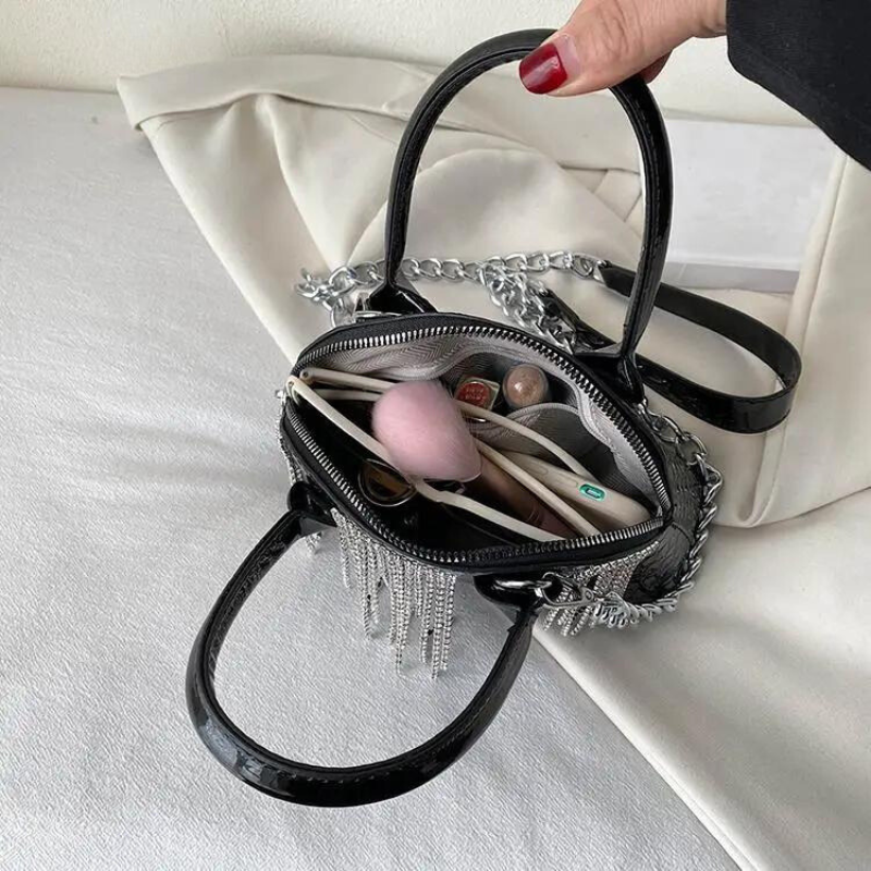 Kleine silberne Schultertasche