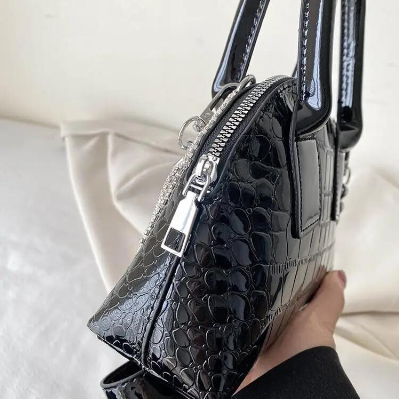 Kleine silberne Schultertasche