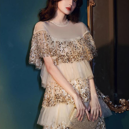 Beige Pailletten-Kleid mit Plissee aus Mousseline