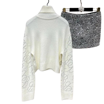Faltenrock und Rollkragenpullover mit Pailletten und Strass