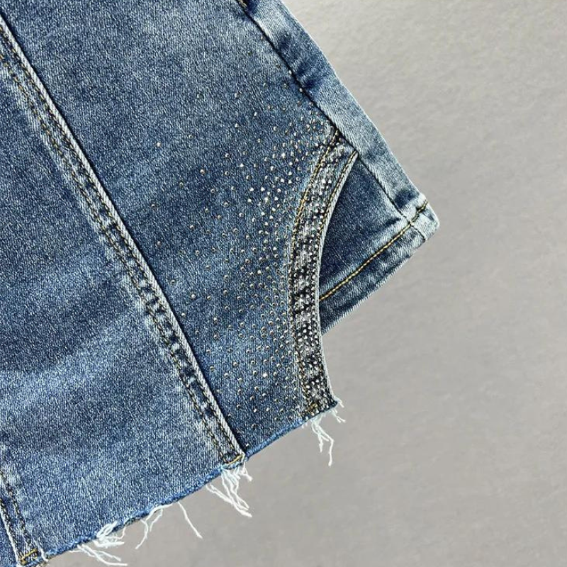 Kurzer Strass-Jeans