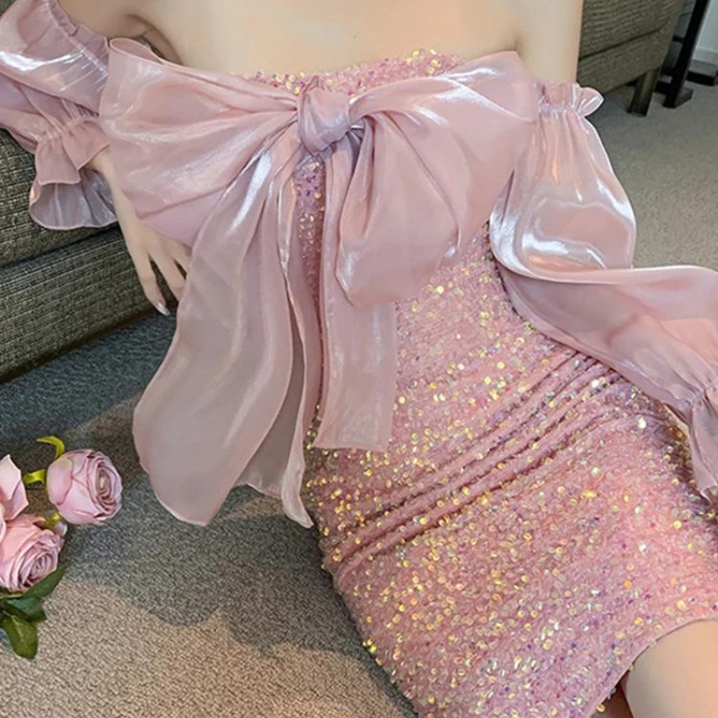 Rosenfarbige Paillettenkleid mit Blumen und Schleife