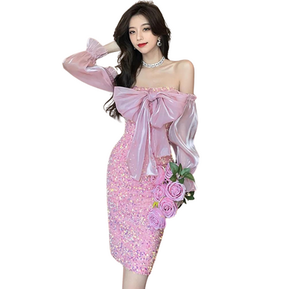 Rosenfarbige Paillettenkleid mit Blumen und Schleife