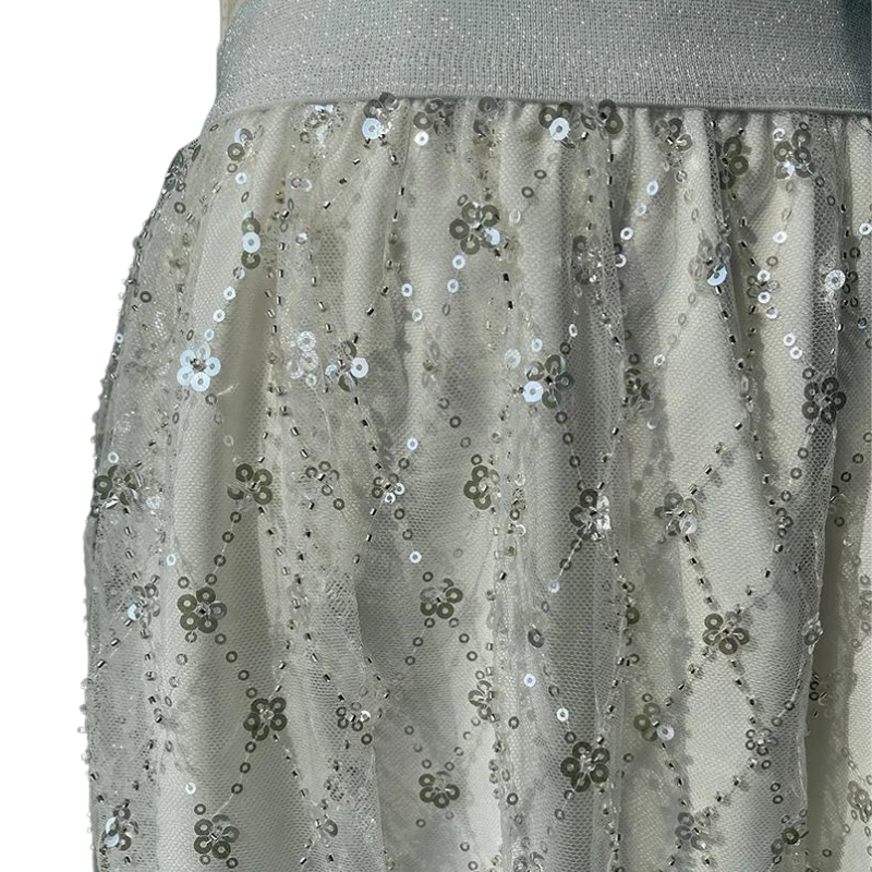 Weißer Rock mit Quaderpailletten