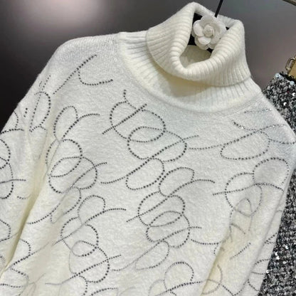 Faltenrock und Rollkragenpullover mit Pailletten und Strass