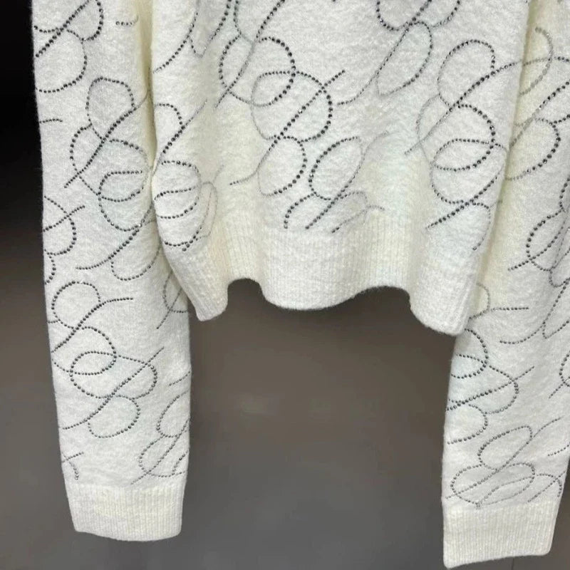 Faltenrock und Rollkragenpullover mit Pailletten und Strass