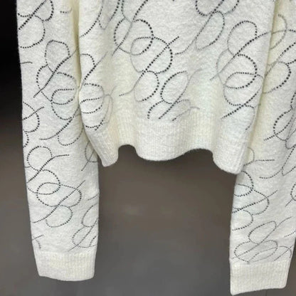 Faltenrock und Rollkragenpullover mit Pailletten und Strass