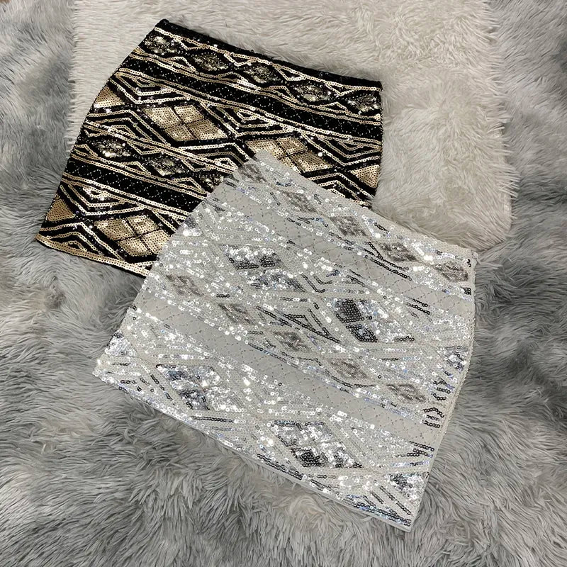 Kurzer Paillettenrock mit geometrischem Design