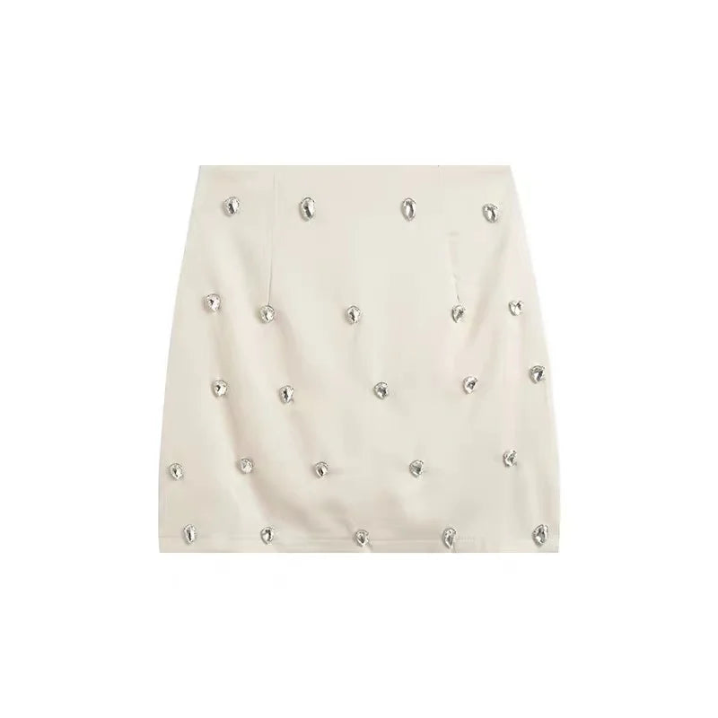 Satinrock mit großen Strasssteinen