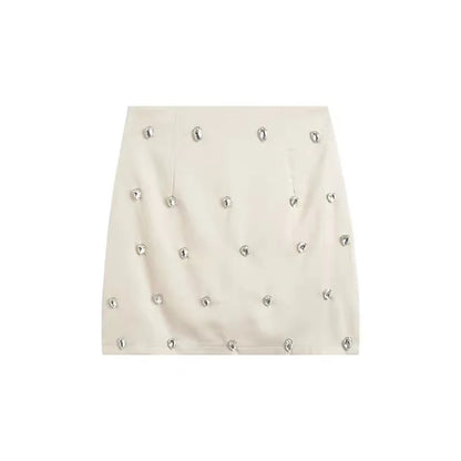 Satinrock mit großen Strasssteinen