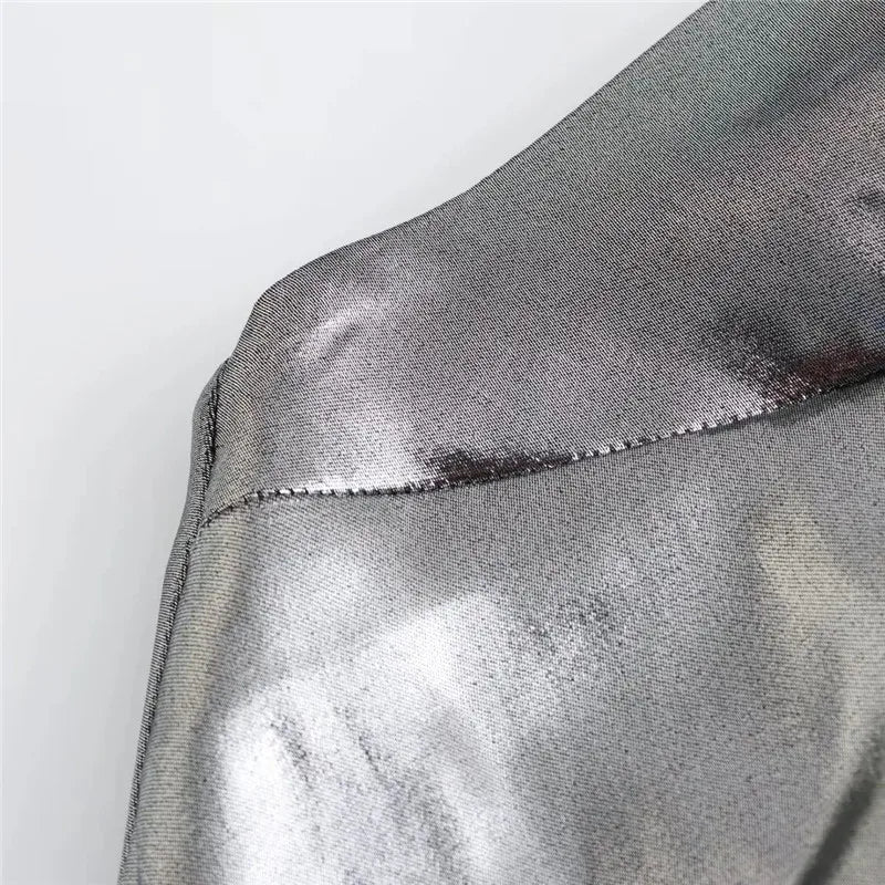 Lederlange silberne Robe mit Riemen