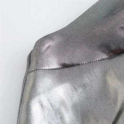 Lederlange silberne Robe mit Riemen