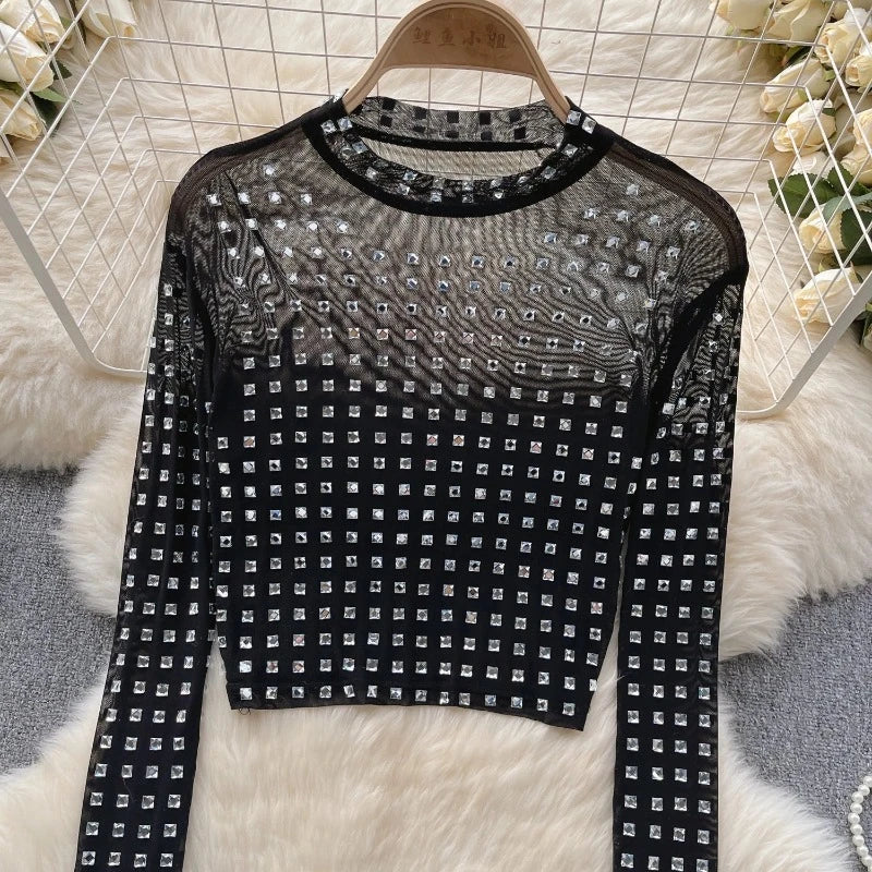 Top mit langen transparenten Strass-Ärmeln
