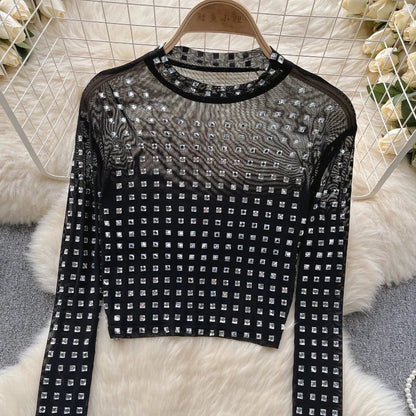 Top mit langen transparenten Strass-Ärmeln