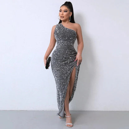 Schlauchkleid mit Pailletten, seitlich geschnitten, ein Schulterfrei