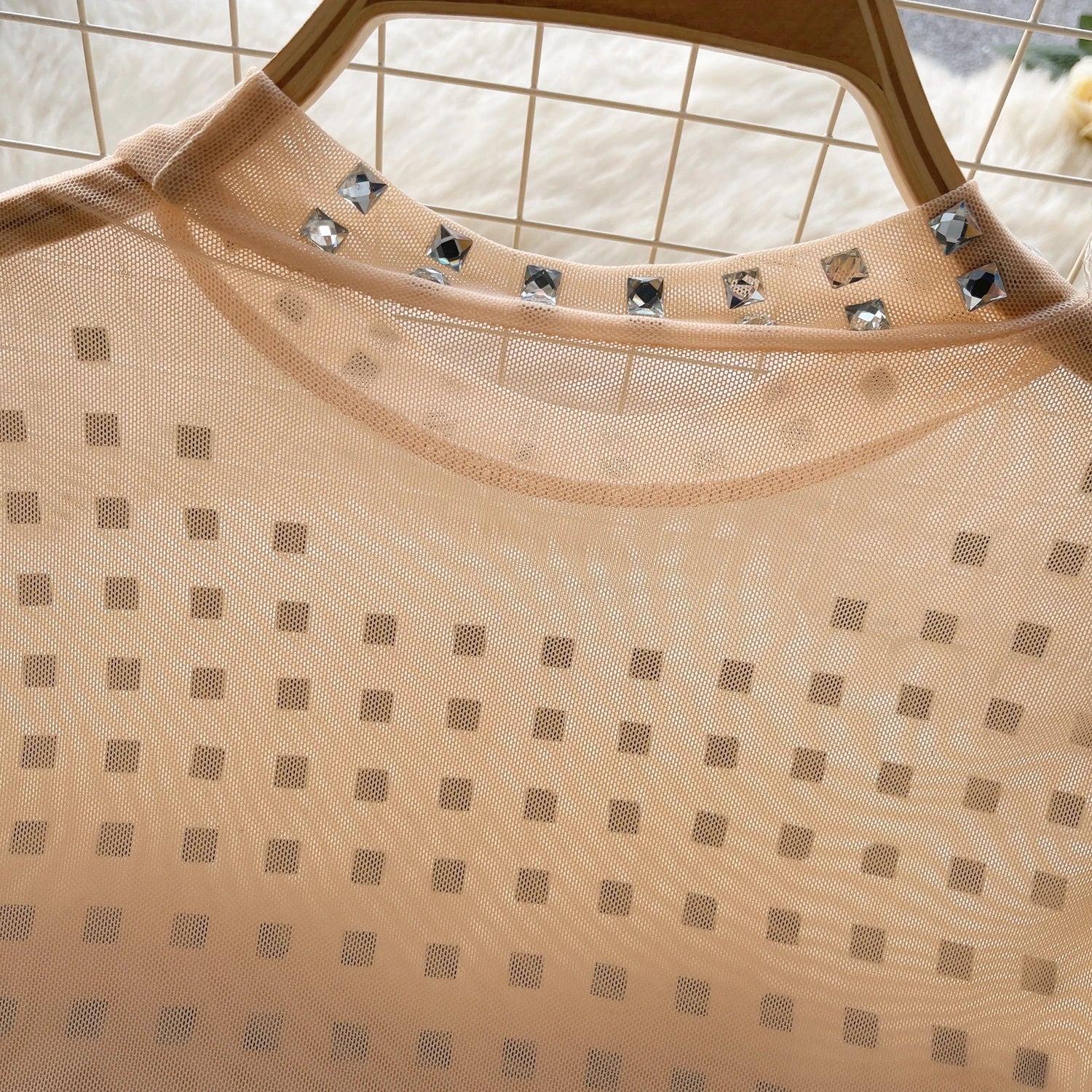 Top mit langen transparenten Strass-Ärmeln