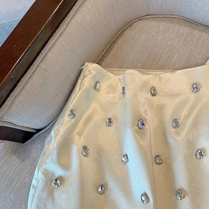 Satinrock mit großen Strasssteinen