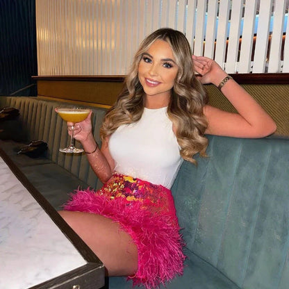 Minirock mit Pailletten und Federn