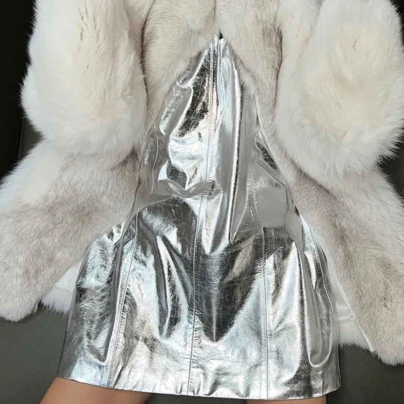 Silberne Kunstlederrobe