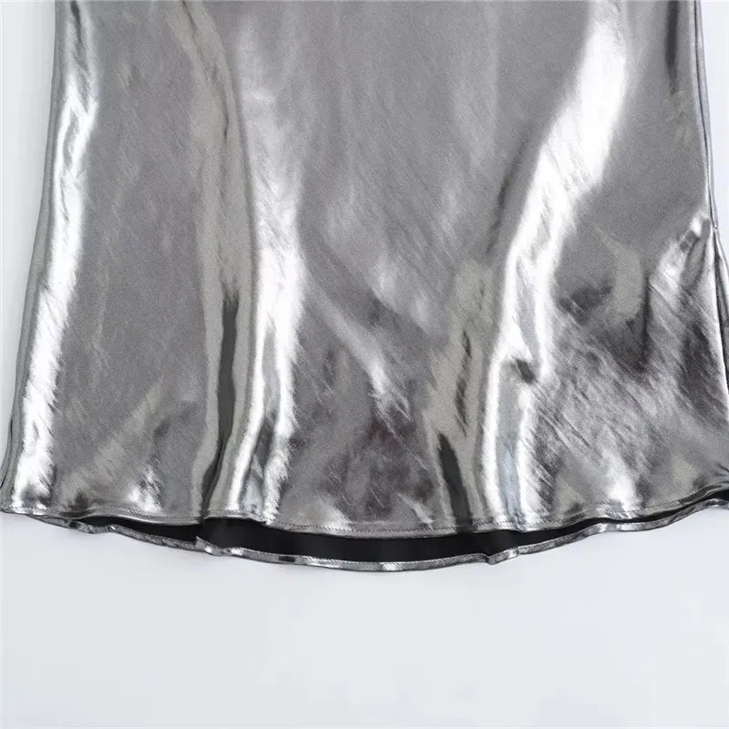 Lederlange silberne Robe mit Riemen