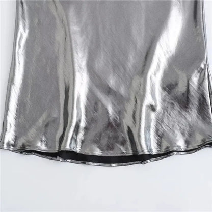 Lederlange silberne Robe mit Riemen