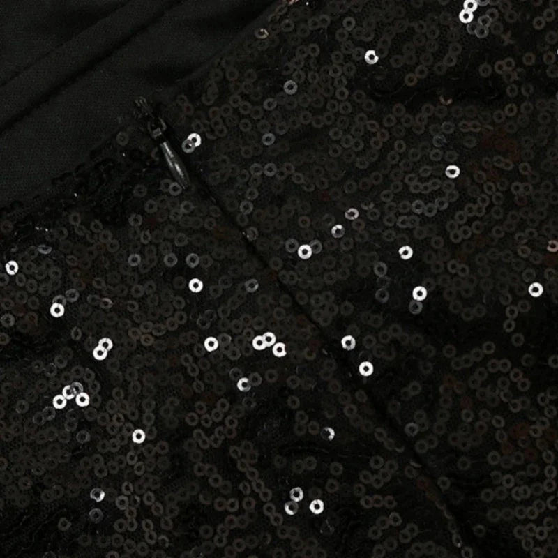 Langarmkleid mit Pailletten, Schlitz, Federn und offener Rücken