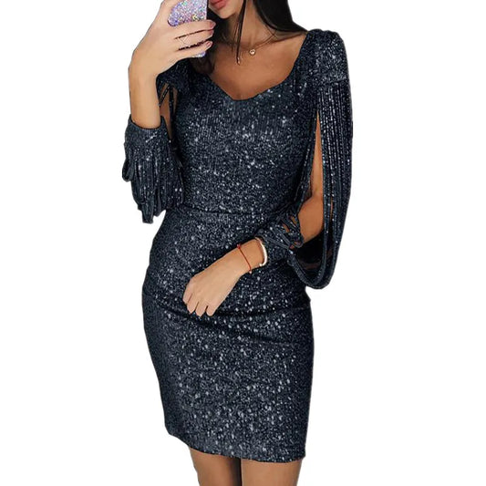Abendkleid mit Pailletten und offenem Ärmel