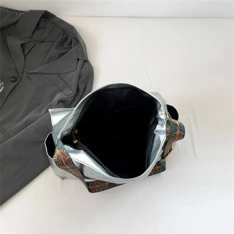 Silberner Sac mit Mehreren Taschen