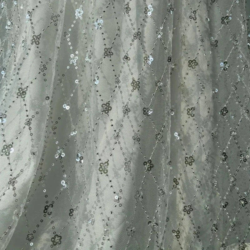 Weißer Rock mit Quaderpailletten