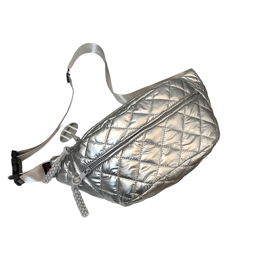 Große silberne Gürteltasche