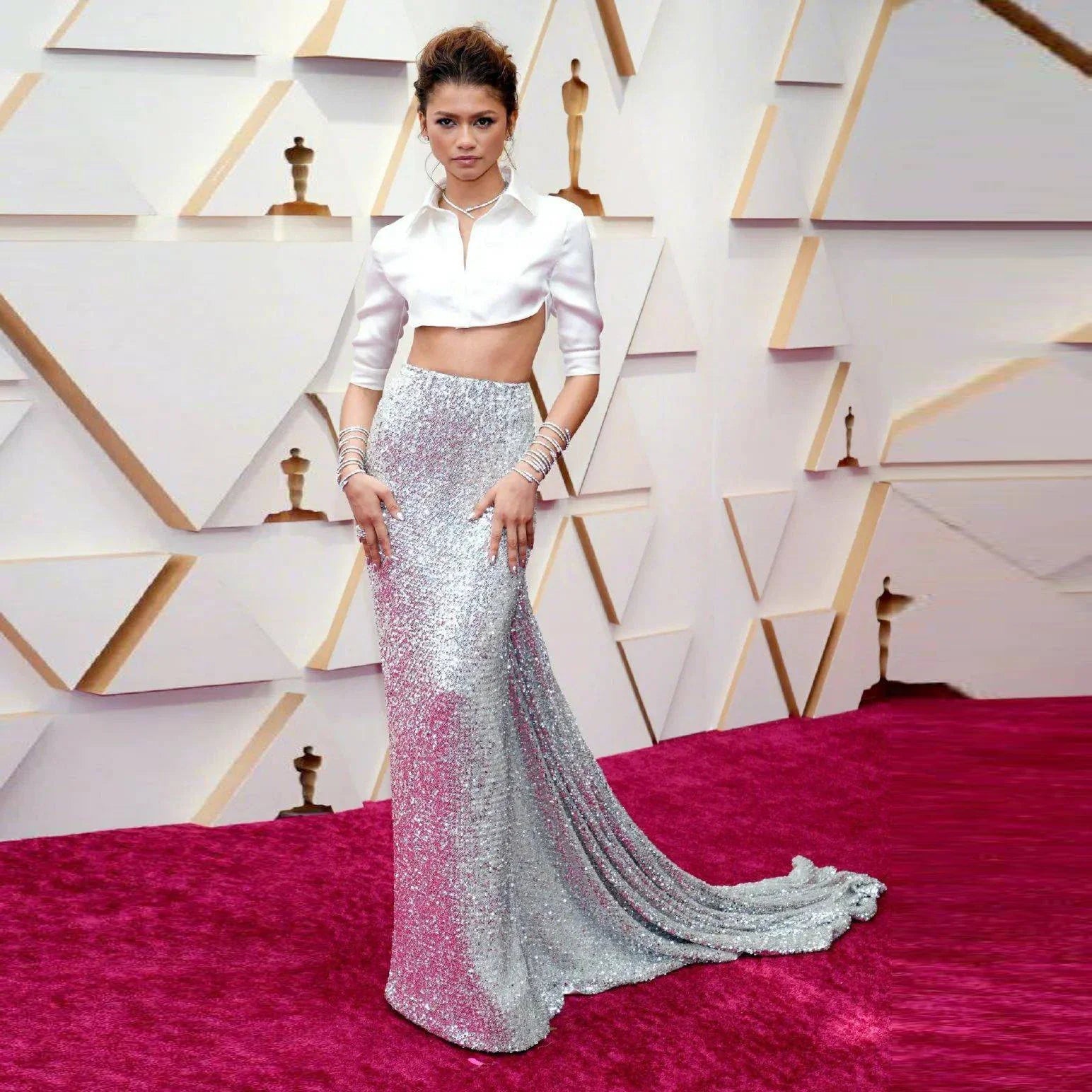 Rock mit Schleppe und silbernen Pailletten