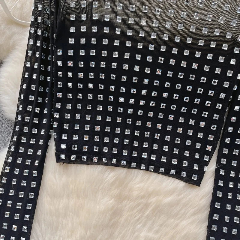 Top mit langen transparenten Strass-Ärmeln