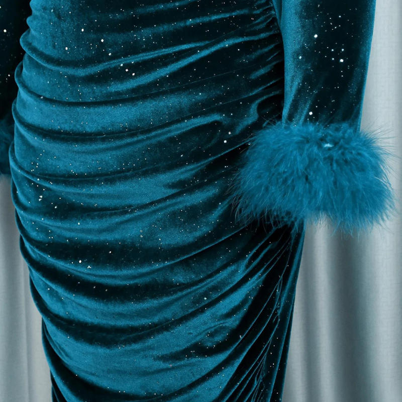 Abendkleid mit Pailletten in Grün aus Samt mit Federärmeln