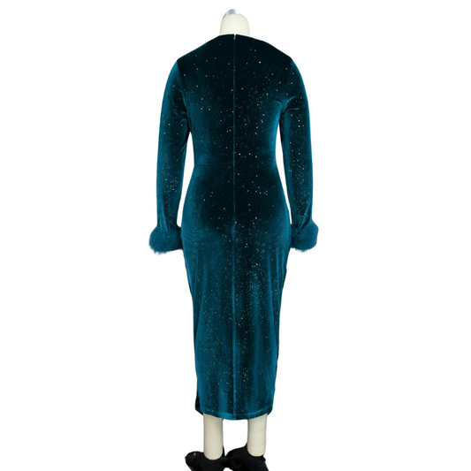 Abendkleid mit Pailletten in Grün aus Samt mit Federärmeln