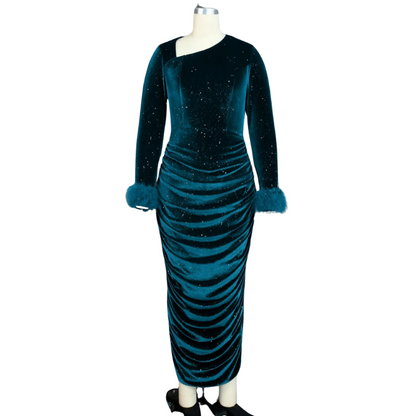 Abendkleid mit Pailletten in Grün aus Samt mit Federärmeln